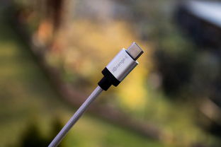 串口与IO口的区别：串口是用来进行数据传输的通信接口，而IO口则是用来控制硬件设备的输入输出接口。