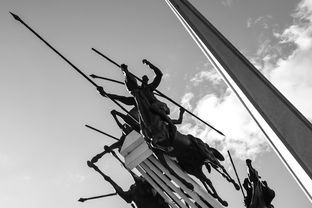 闪耀光芒的英雄之路：勇者踏上奇幻之旅，驰骋光与影的冒险征程