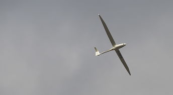 (最强武器怎么飞)探讨游戏中武器飞行属性的重要性及如何合理利用技巧进行提升